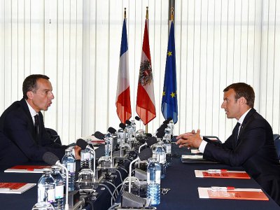Le chancelier autrichien Christian Kern (à gauche) et le président français Emmanuel Macron lors d'une réunion à Salzbourg, en Autriche, le 23 août 2017 - Bertrand GUAY [AFP]