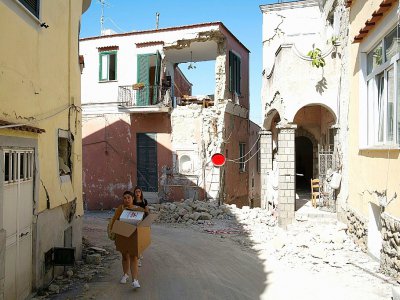 Des gens évacuent leurs biens après le séisme à Casamicciola Terme, sur l'île italienne d'Ischia, le 22 août 2017 - Eliano IMPERATO [AFP]
