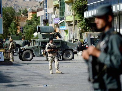 Des membres des forces de sécurité afghanes près du site d'une attaque suicide, le 25 août 2017 à Kaboul - WAKIL KOHSAR [AFP]