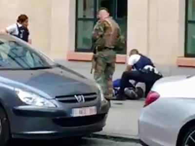 Une capture d'écran montrant des policiers sur les lieux de l'attaque au couteau contre des militaires à Bruxelles, le 25 août 2017 - STR [Belga/AFP]