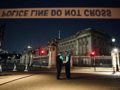 Des policiers montent la garde le 25 août 2017 devant le Palais de Buckingham, entouré d'un périmètre de sécurité après une attaque au couteau contre des policiers - CHRIS J RATCLIFFE [AFP]
