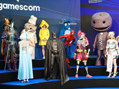 Des gens se déguisent en personnages de jeux vidéo au Gamescom de Cologne le 22 août 2017 - PATRIK STOLLARZ [AFP/Archives]