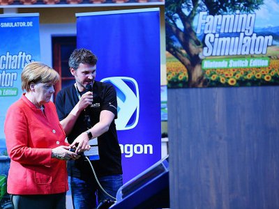 La chancelière allemande Angela Merkel sur le stand de Nitendo au salon des jeux vidéo Gamescom de Cologne le 22 août 2017 - PATRIK STOLLARZ [AFP]