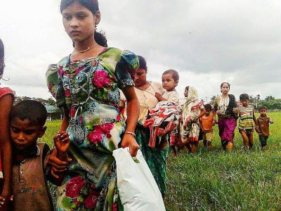 Des civils fuient les combats entre les forces de l'ordre et les rebelles musulmans rohingyas à la frontière entre la Birmanie et le Bangladesh), le 26 août 2017 - Wai Moe [AFP]