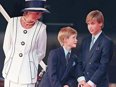 Diana avec ses fils William et Harry à Londres, le 19 août 1995 - JOHNNY EGGITT [AFP/Archives]
