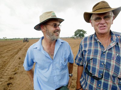Hunter Coetzee et Piet du Toit, des fermiers zimbabwéens qui se sont installés au Nigeria après avoir été dépossédés de leurs terres au Zimbabwe, à Shonga dans l'Etat de Kwara au Nigeria le 8 juillet 2005 - PIUS UTOMI EKPEI [AFP]
