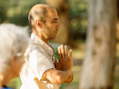 Eliko Cohen, qui a quitté son emploi dans une entreprise de mobiles pour enseigner une méthode combinant tai chi, qi gong et méditation, donne un cours dans le Park Hayarkon à Tel Aviv, le 13 juin 2017 - JACK GUEZ [AFP]