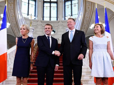 Emmanuel Macron et sa femme Brigitte pose avec le président roumain Klaus Iohannis et sa femme Carmen à Bucarest le 24 août 2017 lors de sa tournée en Europe de l'Est - Bertrand GUAY [AFP]