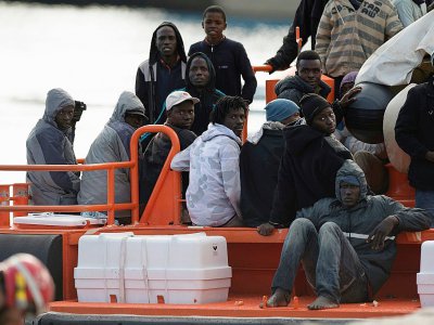 Un groupe de migrants arrive dans le port espagnol de Malaga à bord d'un bateau des garde-côtes qui les a secourus en Méditerranée le 1er janvier 2017 - JORGE GUERRERO [AFP/Archives]