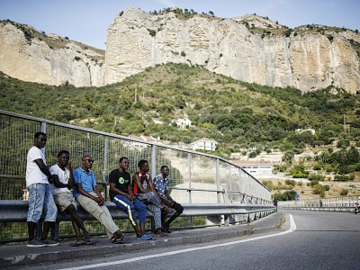 Des migrants attendent à Vintimille près de la frontière franco-italienne le 8 août 2017 - Marco BERTORELLO [AFP/Archives]