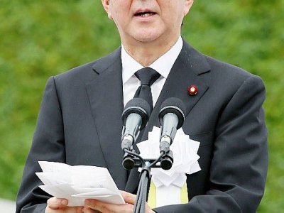 Le Premier ministre japonais Shinzo Abe lors d'une cérémonie à Nagasaki (Japon), le 9 août 2017 - STR [JIJI PRESS/AFP/Archives]