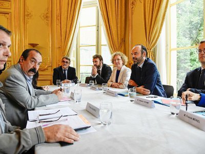 Le secrétaire général de la CGT Philippe Martinez (à gauche) et Manu Blanco, délégué du syndicat (à droite), lors d'une réunion à Matignon, le 24 juillet 2017 - bertrand GUAY [AFP/Archives]