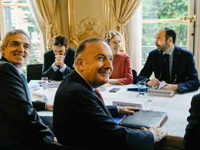 Le vice-président du Medef Alexandre Saubot(à gauche) et le président de l'organisation patronale Pierre Gattaz (à droite), lors d'une réunion à Matignon, le 25 juillet 2017 - bertrand GUAY [AFP/Archives]