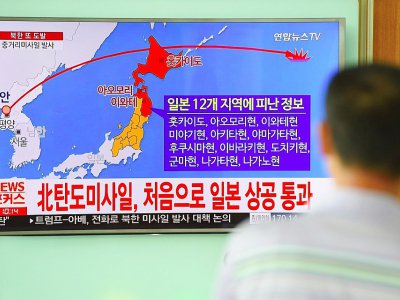 Une carte sur un écran de télévision le 29 août 2017 dans la gare de Séoul montre la trajectoire du missile tiré de Corée du Nord et passant au-dessus du Japon - JUNG Yeon-Je [AFP]