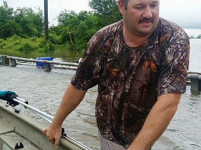 Mike Magee va secourir avec son bateau des amis menacés par Harvey, près de Hamshire, au Texas, le 28 août 2017 - Jennie MATTHEW [AFP]