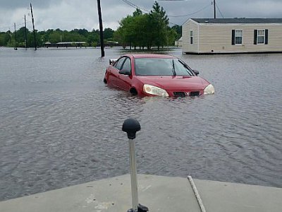 Une voiture submergée par les inondations près de Hamshire, au Texas, le 28 août 2017 - Jennie MATTHEW [AFP]