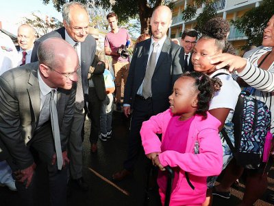 Le ministre de l'Education nationale Jean-Michel Blanquer rencontre des élèves et des pare,nts lors de la visite d'une école à Saint-Denis de la Réunion, le 18 août 2017 - Richard BOUHET [AFP/Archives]