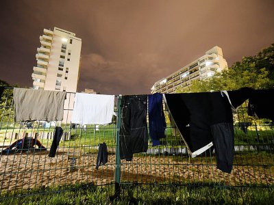 Des vêtements appartenant à des migrants et des réfugiés sèchent dans un parc de Bruxelles le 22 août 2017 - JOHN THYS [AFP/Archives]
