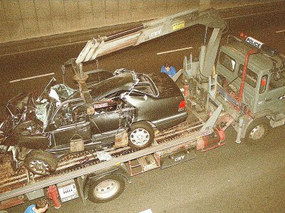 L'épave de la voiture accidentée où se trouvait Lady Diana après l'accident dans le tunnel de l'Alma à Paris le 31 août 1997 - PIERRE BOUSSEL [AFP/Archives]