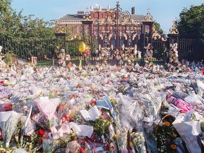Une marée de bouquets déposés en hommage par la population à la Princesse Diana devant sa résidence de Kensington Palace à Londres le 2 septembre 1997 - Martin HAYHOW [AFP/Archives]