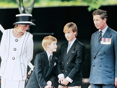 Le prince Charles, la princesse Diana et leurs enfants William et Harry lors d'une commémoration officielle le 19 août 1995 - Johnny EGGITT [AFP/Archives]