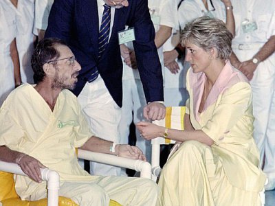 La princesse Diana s'entretient avec un malade du sida lors d'une visite dans un hôpital à Rio de Janeiro le 25 avril 1991 - Carlos SANTANA [AFP/Archives]