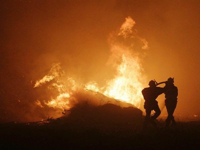 Des pompiers luttent contre les feux de  Pietracorbara en Corse le 11 août 2017 - Pascal POCHARD-CASABIANCA [AFP/Archives]
