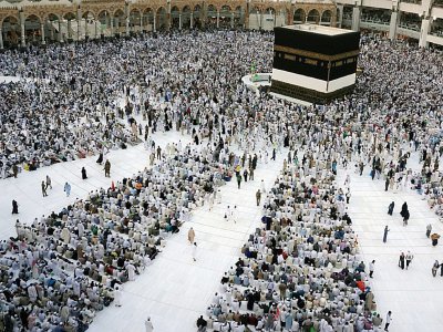 Des pélerins musulmans à proximité de la Kaaba, construction cubique enveloppée d'une lourde étoffe de soie noire brodée au fil d'or de versets coraniques, à La Mecque, le 28 août 2017 - KARIM SAHIB [AFP]