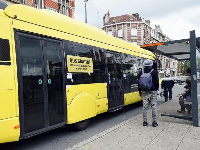 Un bus gratuit le week-end à Dunkerque, dans le nord de la France, le 23 juillet 2017 - FRANCOIS LO PRESTI [AFP]