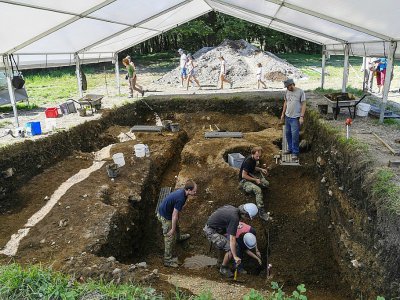 Des archéologues tchèques participent aux fouilles sur le site de Bibracte, ancienne capitale gauloise située en Bourgogne, dans le nord de la France, le 23 août 2017 - PHILIPPE DESMAZES [AFP]