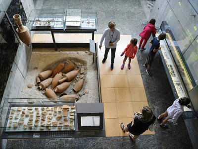 Des touristes visitent le musée de Bibracte, ancienne capitale gauloise située en Bourgogne, à Saint-Leger-sous-Beuvray, dans le nord de la France, le 23 août 2017 - PHILIPPE DESMAZES [AFP]
