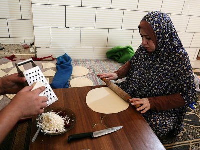 Des femmes palestiniennes préparent un repas profitant de quelques heures de courant fourni par le réseau public à Rafah, dans la bande de Gaza, le 3 août 2017 - SAID KHATIB [AFP/Archives]