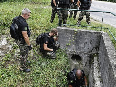 Les gendarmes à la recherche de Maëlys à Pont-de-Beauvoisin, le 30 août 2017 - PHILIPPE DESMAZES [AFP]