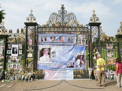 Des photos de la princesse Diana et des fleurs déposées devant le Palais de Kensington, le 29 août 2017 à Londres, à la veille du 20e anniversaire de sa mort - Daniel LEAL-OLIVAS [AFP]