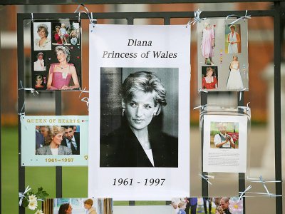 Des photos de la princesse Diana accrochées aux grilles du Palais de Kensington, le 29 août 2017 à Londres, à la veille du 20e anniversaire de sa mort - Daniel LEAL-OLIVAS [AFP]