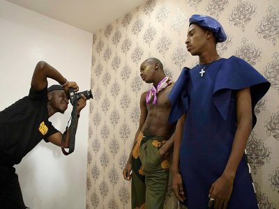 Des mannequins lors d'une séance photo dans un hôtel de Lagos, le 22 août 2017 - EMMANUEL AREWA [AFP]