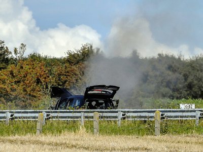 La BMW qui a délibérément foncé sur les militaires à Levallois-Perret (Hauts-de-Seine) est interceptée par la police sur l'autoroute vers Calais, le 9 août 2017 - PHILIPPE HUGUEN [AFP/Archives]