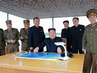 Photo fournie le 30 août 2017 par l'agence officielle nord-coréenne KCNA montrant le leader nord-coréen Kim Jong-Un observer le tir d'un missile Hwasong-12  au-dessus du Japon dans un endroit non précisé - STR [KCNA VIA KNS/AFP]