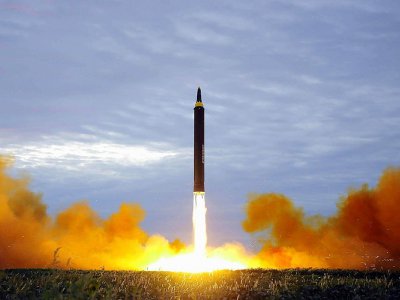 Photo prise le 29 août 2017 et fournie le 30 août par l'agence officielle nord-coréenne KCNA d'un tir de missile Hwasong-12 dans un endroit non précisé - STR [KCNA VIA KNS/AFP]