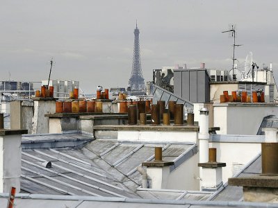 Une vue des toits de Paris, le 24 août 2017 - PATRICK KOVARIK [AFP]