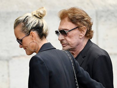 Laetitia et Johnny Hallyday lors des obsèques de l'actrice Mireille Darc à l'église Saint-Sulpice à Paris, le 1er septembre 2016 - Eric FEFERBERG [AFP]