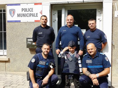 Tous les policiers municipaux de Fécamp étaient ravis de rencontrer le petit Nathan. - Gilles Anthoine