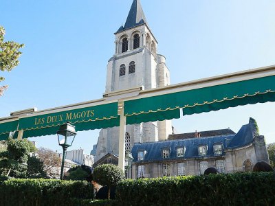 Photographie de l'église de Saint-Germain-des-prés à Paris et de la terrasse du célèbre café Les Deux Magots prise le 3 octobre 2016 - JACQUES DEMARTHON [AFP]