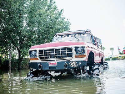 Big Red Mud Truck vient lui aussi au secours des residents de Port Arthur au Texas, le 1er septembre 2017 - Emily Kask [[Assignment # goes here]/AFP]