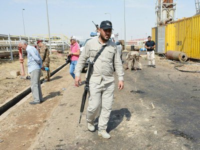 Un membre des forces de sécurité irakiennes sur les lieux d'une attaque suicide contre une centrale électrique au nord de Bagdad, le 2 septembre 2017 - Mahmud SALEH [AFP]