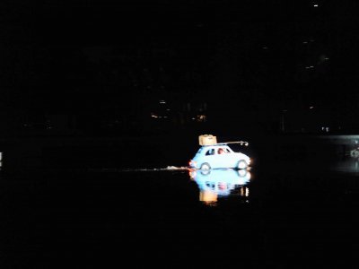 Une petite voiture bleue qui "roule" sur l'eau.
C'est la première à entrer en scène.  - Héloïse Bernard