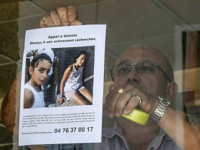 Des affichettes pour retrouver Maëlys De Araujo, une fillette de 9 ans disparue dans la nuit de samedi à dimanche lors d'un mariage à Pont-de-Beauvoisin, le 28 août 2017 - PHILIPPE DESMAZES [AFP]