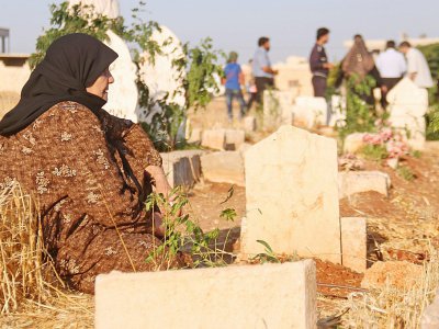 Des Syriens sur les tombes de membres de leur famille au premier jour de l'Aïd al-Adha, la grande fête musulmane du sacrifice, le 1er septembre 2017 à Binnish (Syrie) - Omar haj kadour [AFP]