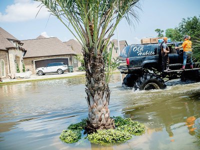 Un camion aide des habitants prisonniers des inondations après le passage de l'ouragan Harvey à Port Arthur (Texas), le 1er septembre 2017 - Emily Kask [AFP]