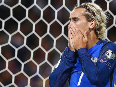 L'attaquant des Bleus Antoine Griezmann dépité après avoir raté un coup franc face au Luxembourg en qualif pour le Mondial-2018, le 3 septembre 2017 à Toulouse - FRANCK FIFE [AFP]